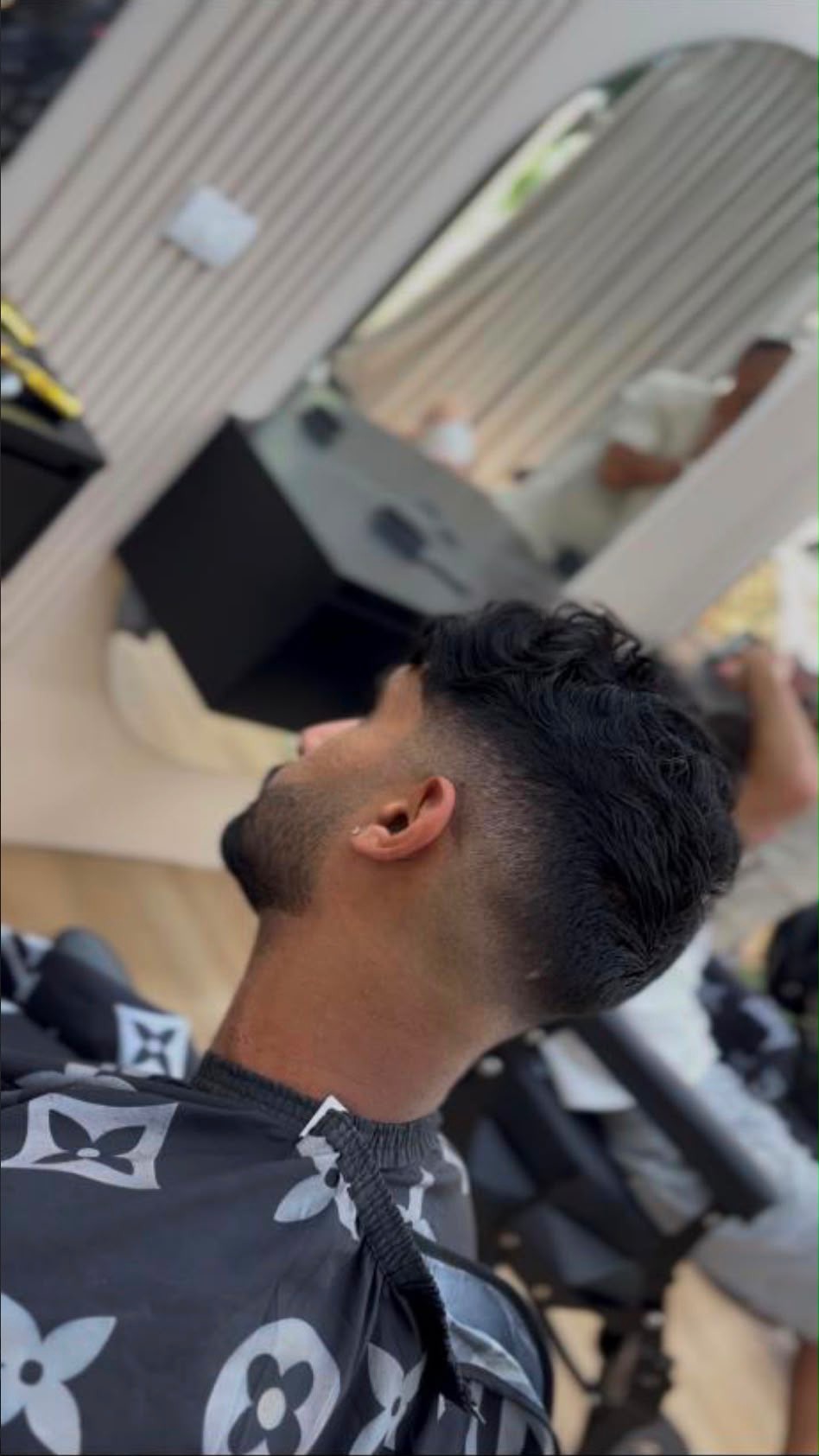 תספורת לקוח במספרה של אבי קטן
